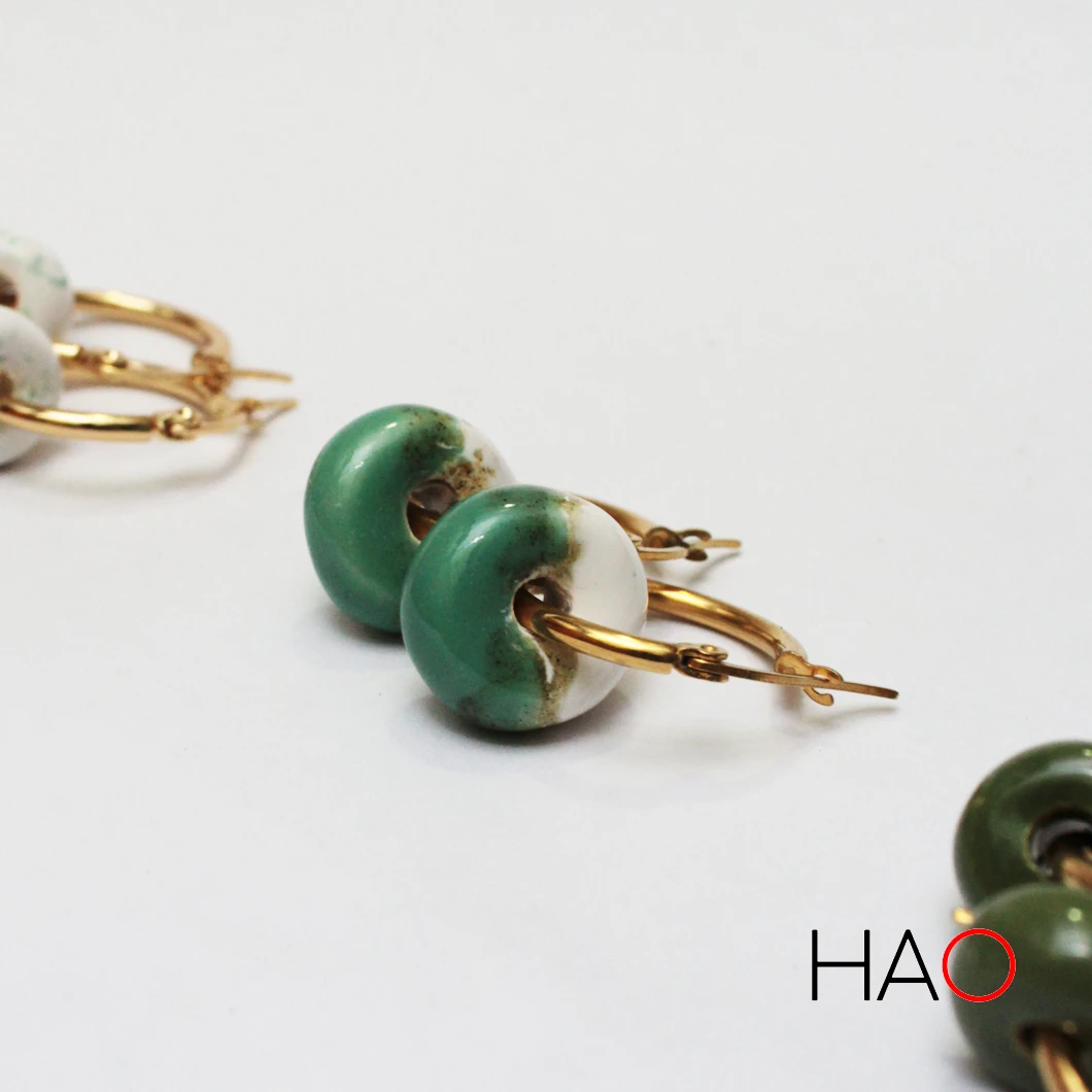 Aros de cerámica Orilla con tonos verdes y blancos